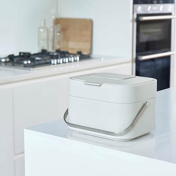 Joseph-Joseph-Stack-4-Bio-Muelleimer-mit-Geruchsfilter-stein--Ambiente.jpeg